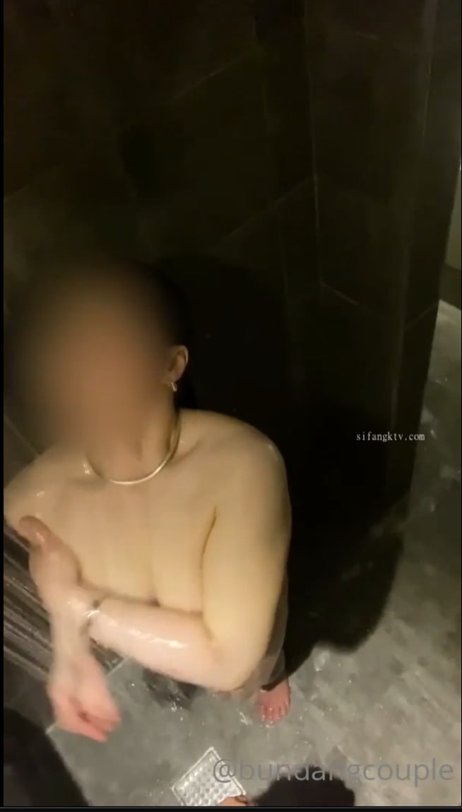 骨感妹妹有对丰满美乳〜站着玩穴给你看〜